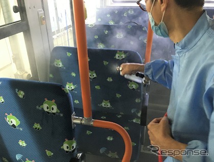 バス室内での散布の様子