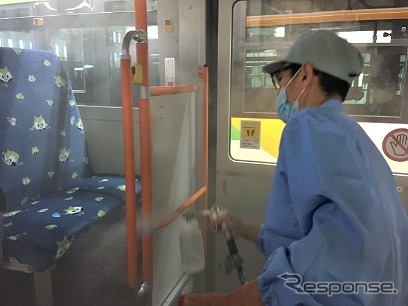 バス室内での散布の様子