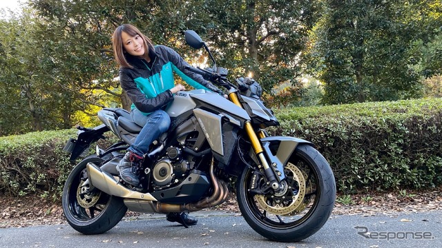 スズキ GSX-S1000 新型と小鳥遊レイラさん