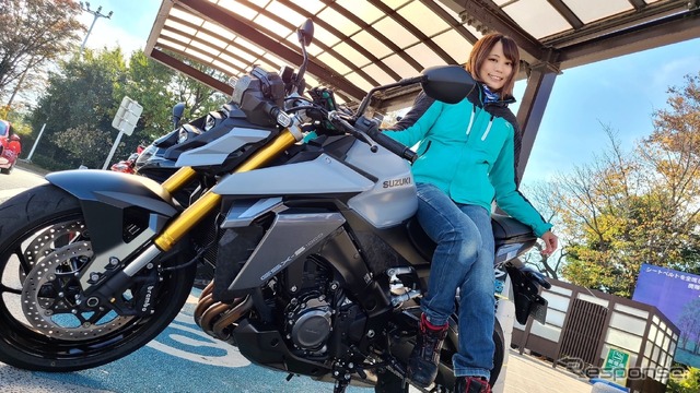 スズキ GSX-S1000 新型と小鳥遊レイラさん