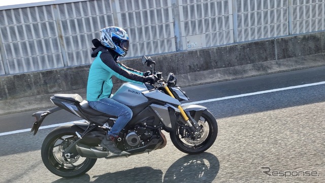 スズキ GSX-S1000 新型と小鳥遊レイラさん