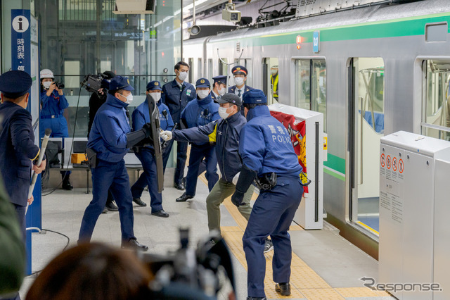 2021年12月に東京メトロで行なわれたホームドアを使用した異常時想定訓練。京王では2月に京王線飛田給(とびたきゅう)駅(東京都調布市)で同様の訓練を実施する予定。