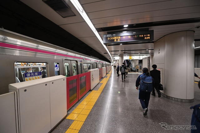 京王線新宿駅のホームドア。公表された対応策では、停車位置がずれた場合でも開けることを基本としている。