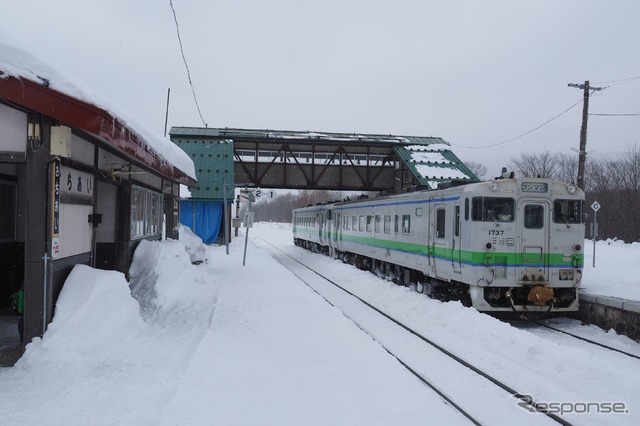 日本最長の普通列車が運転されていた根室本線富良野~新得間。東鹿越~新得間の台風被害から立ち直ることなく廃止へ向かうことに。2015年3月7日、根室本線落合駅。