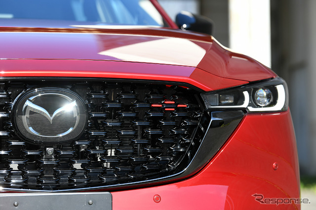 マツダCX-5：フロントグリル下部のめっき部分が新漆黒めっき