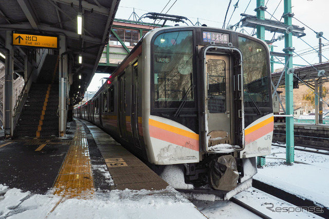 上越線のE129系普通列車。2020年1月1日、上越線水上駅。