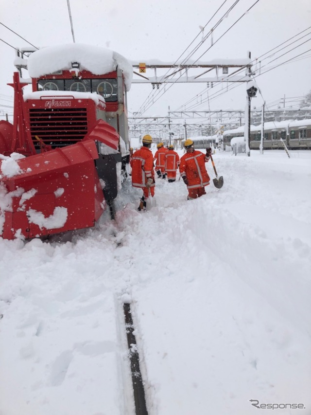 昨年末の大雪で麻痺状態となった米原駅構内（2021年12月27日）。2月5日は北陸本線から京都、大阪方面への新快速や普通列車が一部米原止まりとなり、他線区への影響が最小限に留められる。