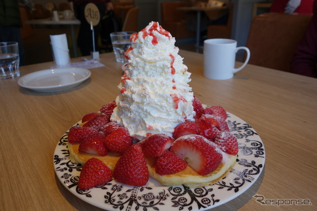 いちごの里カフェで天使のパンケーキなるものを注文してみたらとてつもなく豪勢なものが出てきた。訪問時はスカイベリーという高級いちごが特別に使われていたが、後に再訪したときにはさすがに普通のいちごに変わっていた。