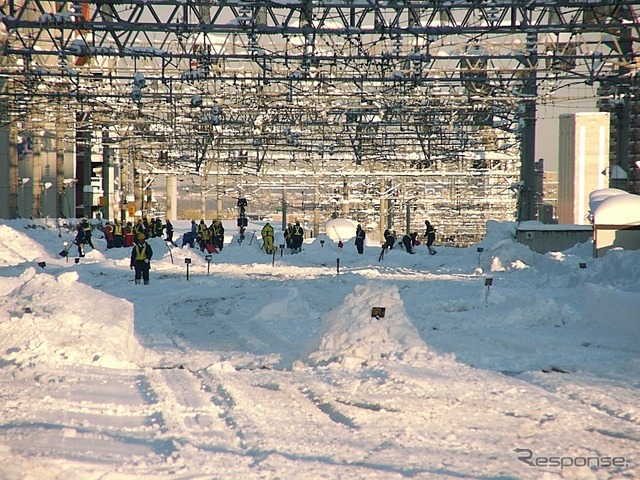 全面が雪に覆われ線路が見えなくなった22年前の冬、札幌駅東側構内での除雪作業。今回もこのような状況となっている。2000年2月25日。