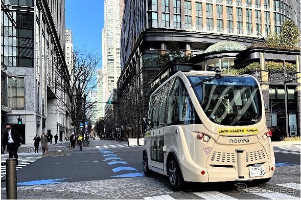 丸の内仲通りを走行する自動運転モビリティの様子（準備走行時）