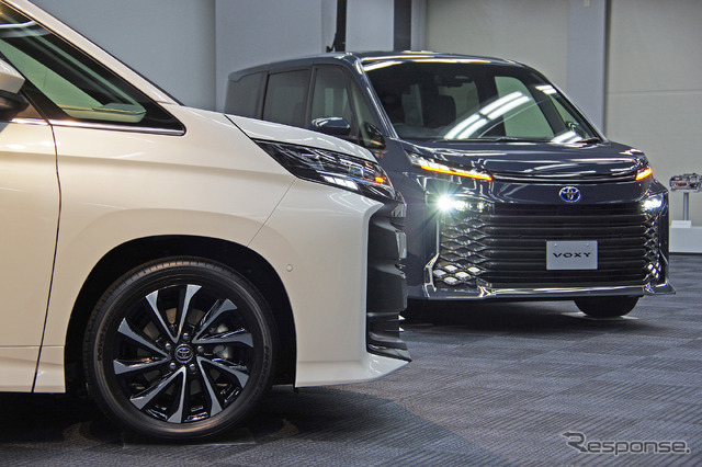 トヨタ・ノア新型（向かって左）/ヴォクシー新型