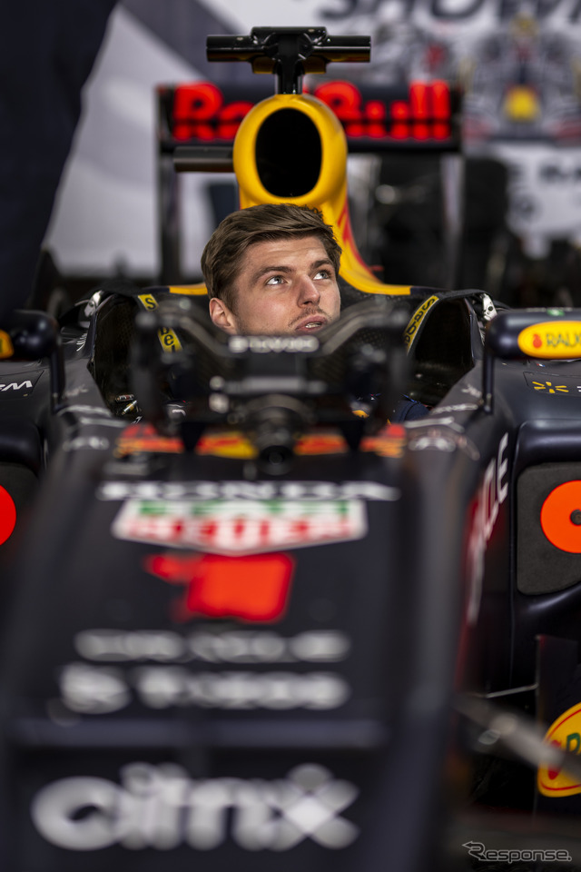 今年、フェルスタッペンは#1で戦う(写真は1月の氷上デモ走行時、レッドブルの古いF1マシンに乗ったとき)。