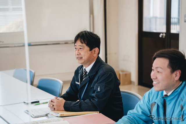 国富町役場の財政課管財契約係の主管兼係長の日髙英樹氏(左)と主事の日髙佑輔氏(右)