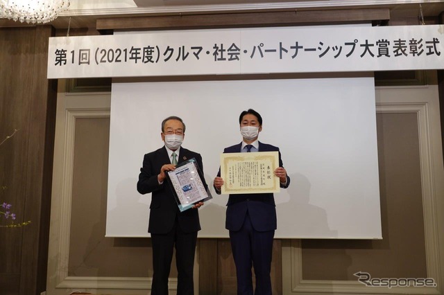 内山田会長（左）と茨城県境町の橋本町長