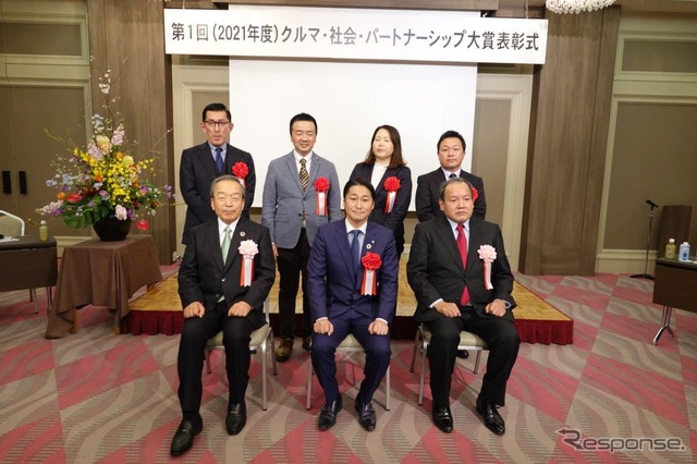 前列左から日本自動車会議所の内山田竹志会長、境町の橋本正裕町長、日刊自動車新聞社の高橋賢治社長