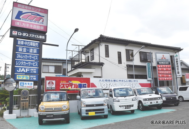 店舗入り口の展示販売コーナー。軽自動車から輸入車まで幅広く取り扱う