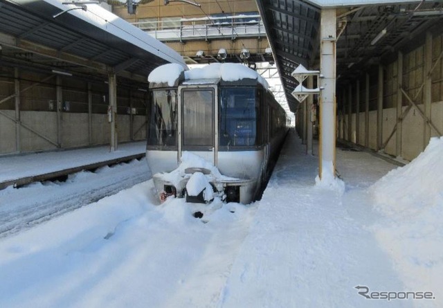 2月6日、千歳線新札幌駅で立ち往生した785系の特急『すずらん』。