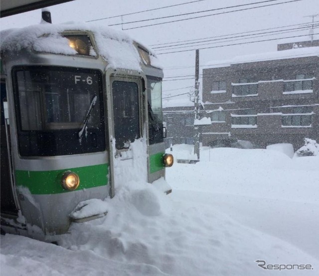 2月6日、千歳線平和駅で前へ進めなくなった721系の苫小牧行き普通列車。