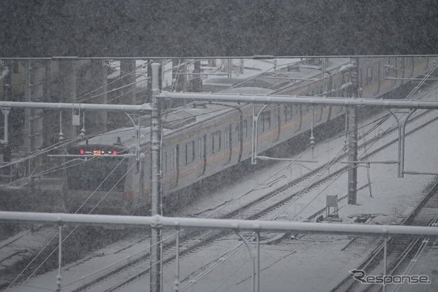 1月6日以来の大雪になりそうな東京23区内。写真は新宿駅で雪に煙る中央線快速電車。2022年1月6日。