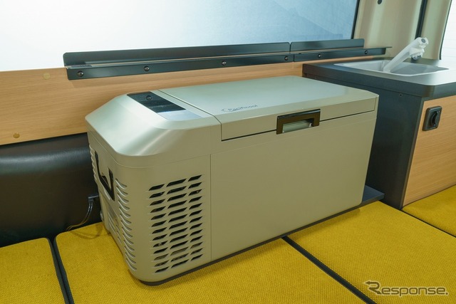 12V冷凍冷蔵庫は車外に持ち出しての使用も可能(オプション)