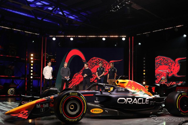 レッドブル、2022年型F1マシン「RB18」を発表…ORACLEがチームの レッドブル、2022年型F1マシン「RB18」を発表…ORACLEがチームの