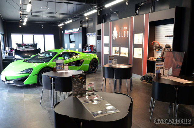 フロント中央に鎮座するスーパーカーが名物