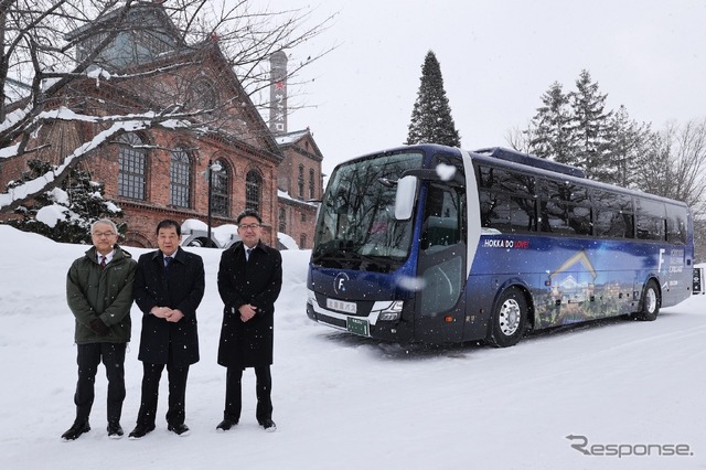左から北海道の土屋副知事、北海道バスの西村社長、ファイターズ スポーツ&エンターテイメントの川村社長