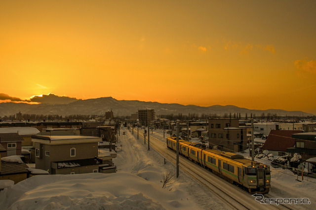 真冬の札沼線（学園都市線）太平～百合が原間を行く733系の普通列車。