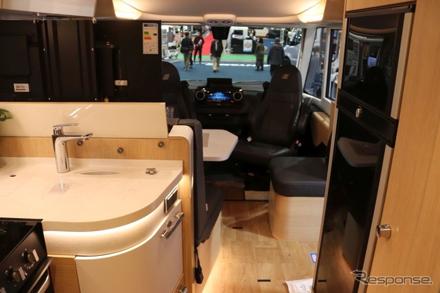 ベッドルームからの車内