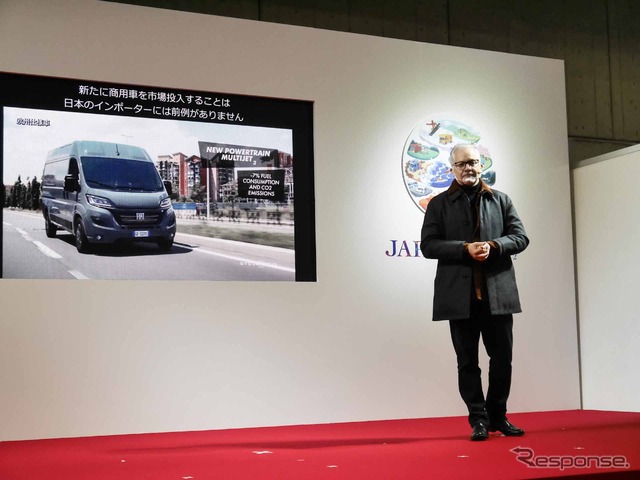 デュカト導入を発表するFCAジャパンのポンタス・ヘグストロム代表