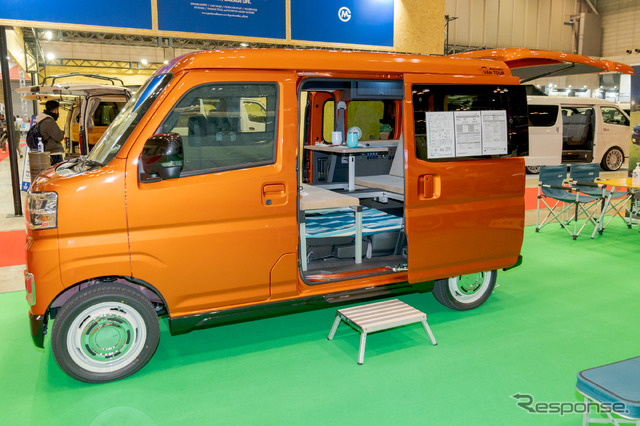 展示車はアルミホイールを装着したモデル。