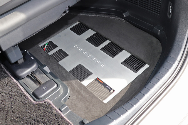 「フロント3ウェイスピーカー」を搭載したオーディオカーの一例(製作ショップ:カーオーディオクラブ<大阪府>)。