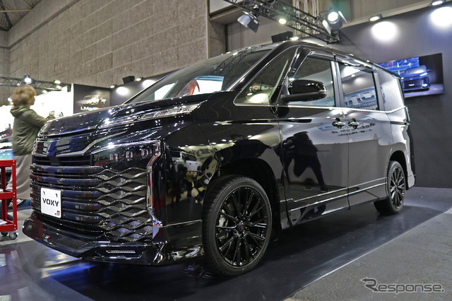 GRパーツ装着“TOYOTA VOXY”