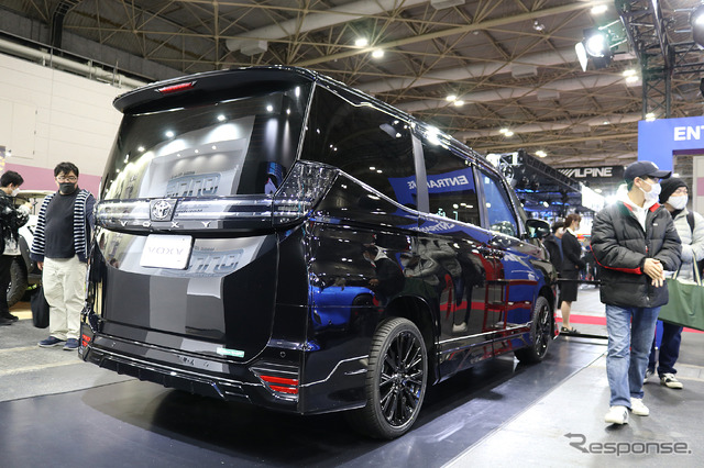 GRパーツ装着“TOYOTA VOXY”