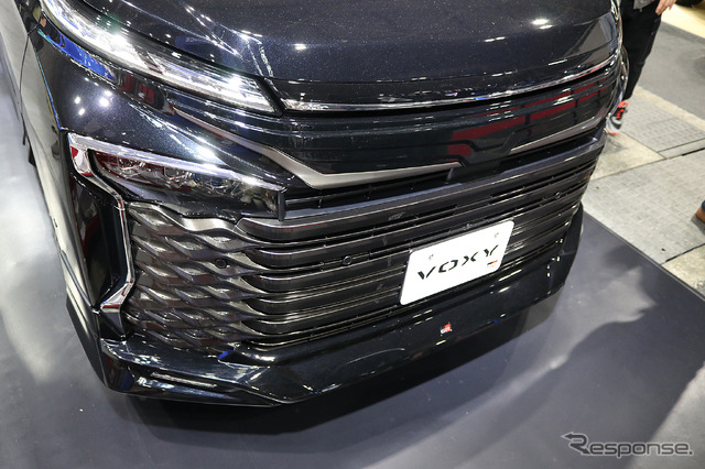 GRパーツ装着“TOYOTA VOXY”
