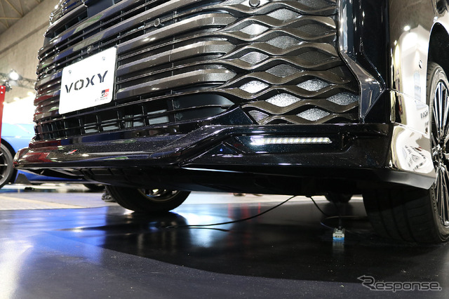 GRパーツ装着“TOYOTA VOXY”
