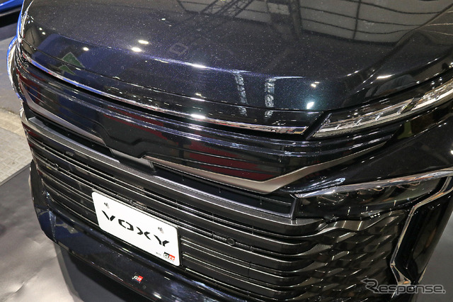 GRパーツ装着“TOYOTA VOXY”
