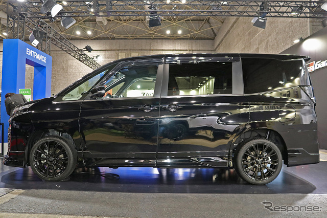 GRパーツ装着“TOYOTA VOXY”