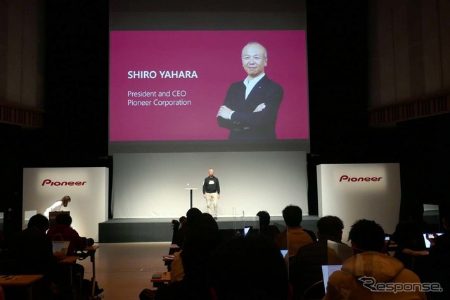 「NP1」の発表会の席上で、NP1事業について説明する矢原社長