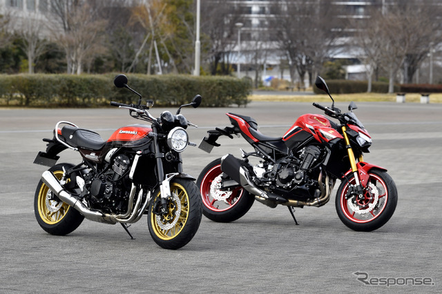 カワサキ Z900RS 50thアニバーサリー(左)と Z900 50thアニバーサリー