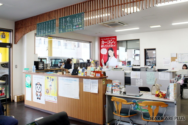 明るい雰囲気のお客さま受付