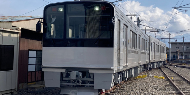 デザイン化前の20100形。2両とも運転台が新設されている。
