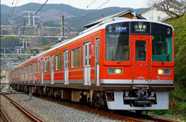 小田急初の運転体験に使われる、箱根登山鉄道乗入れ仕様の赤い1000形。