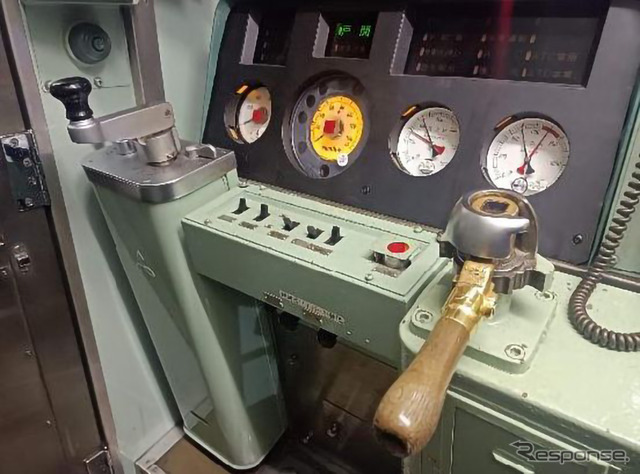 1000形の運転台。学科試験にパスできれば、制服制帽を着用し、マスターコントローラー（奥）やブレーキ弁（手前）を操作して運転士になりきることができる。小田急いわく、試験の難易度は「一所懸命に取り組んでいただければ、合格できる内容です」。