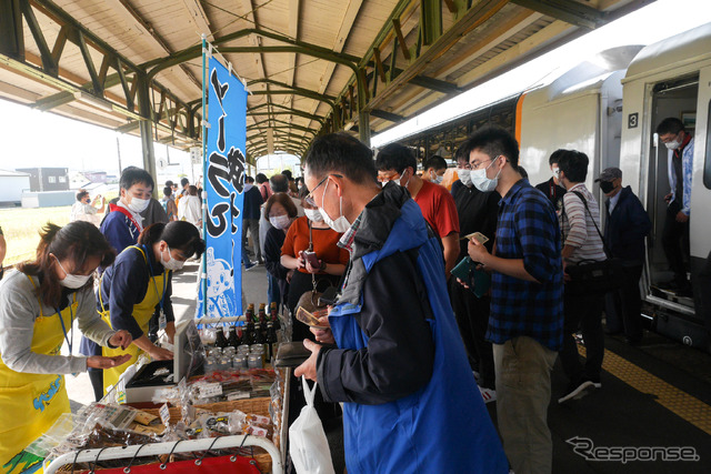 2021年9月、ほぼ満席状態の臨時特急『ニセコ』が余市駅に到着した時の様子。ご当地の物産を買い求めようと、ホームの臨時売店は大勢の乗客で賑わった。