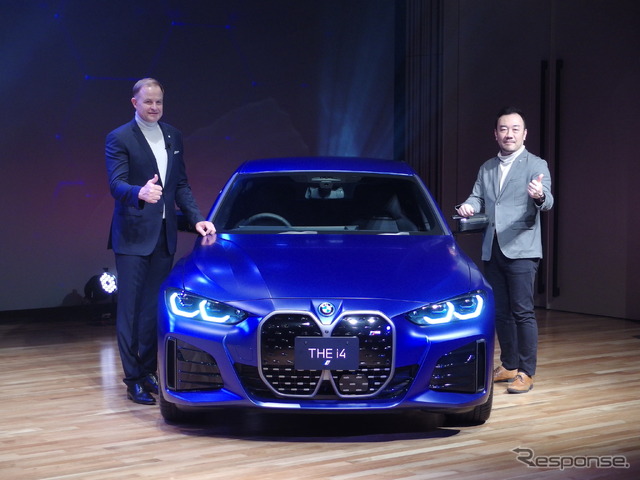 BMW i4日本導入。ヴィードマン社長(向かって左)と岩崎プロダクトマネージャー