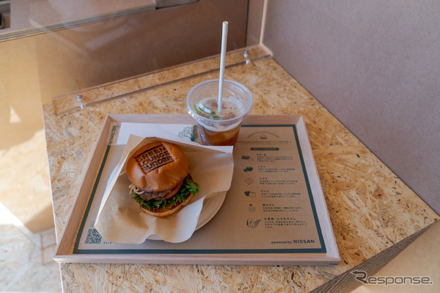 絶滅危惧食材で作られた『GREEN LOUNGE BURGER』と、ほうじ茶と生姜ベースのクラフトジンジャーエール。ハンバーガーは、りんごとセロリの酸味が香る和牛ミニバーガーだ。