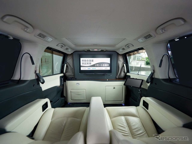実証実験に“移動会議室”に改装された日産エルグランドVIPの車内。モニターは32インチ