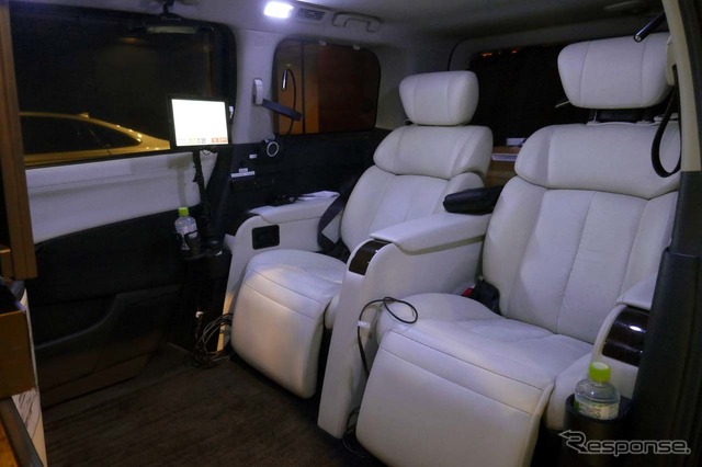 “移動会議室”に改装された日産エルグランドVIPのシート。乗客は2名までが乗車できる