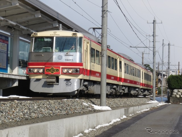 富山地鉄に在籍する初代『レッドアロー』こと16010形。西武の新旧特急車が富山の地に並ぶ日も近い。